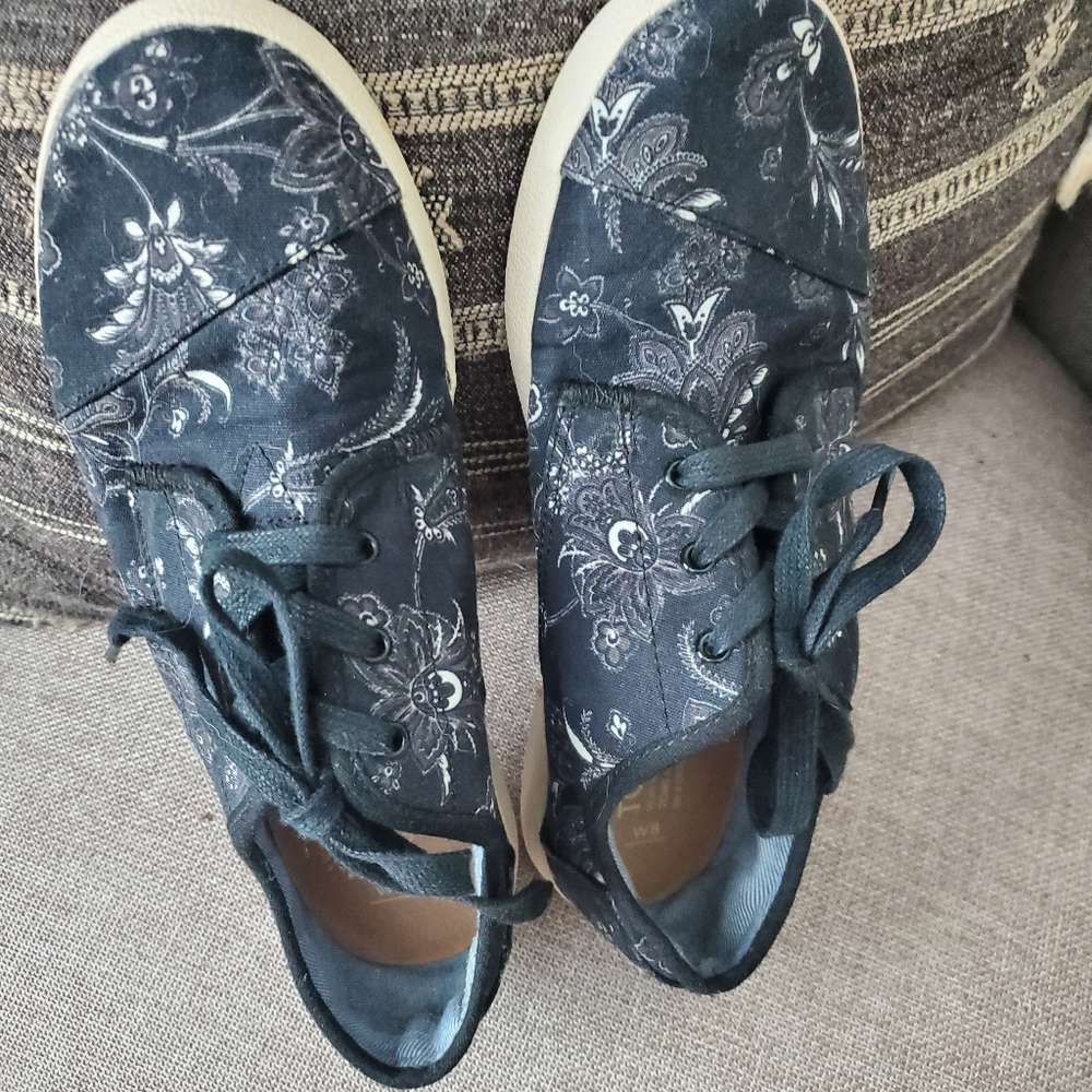 Tom's lace ups